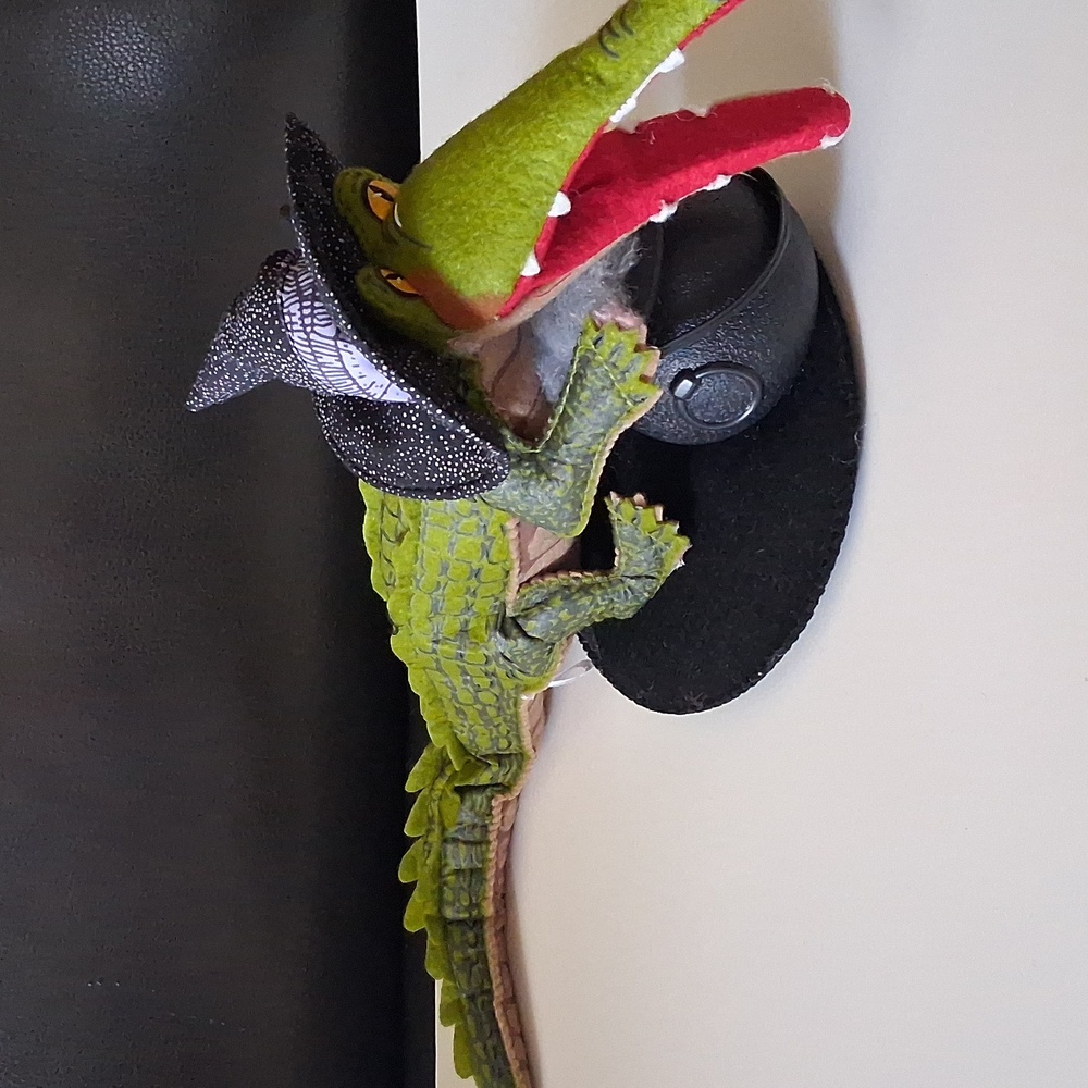 Annalee Halloween Crocodile Witch 2019 - Picture 2 of 11